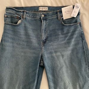 Abercrombie & Fitch “The Mom” high rise jeans in size 34. New with tags!